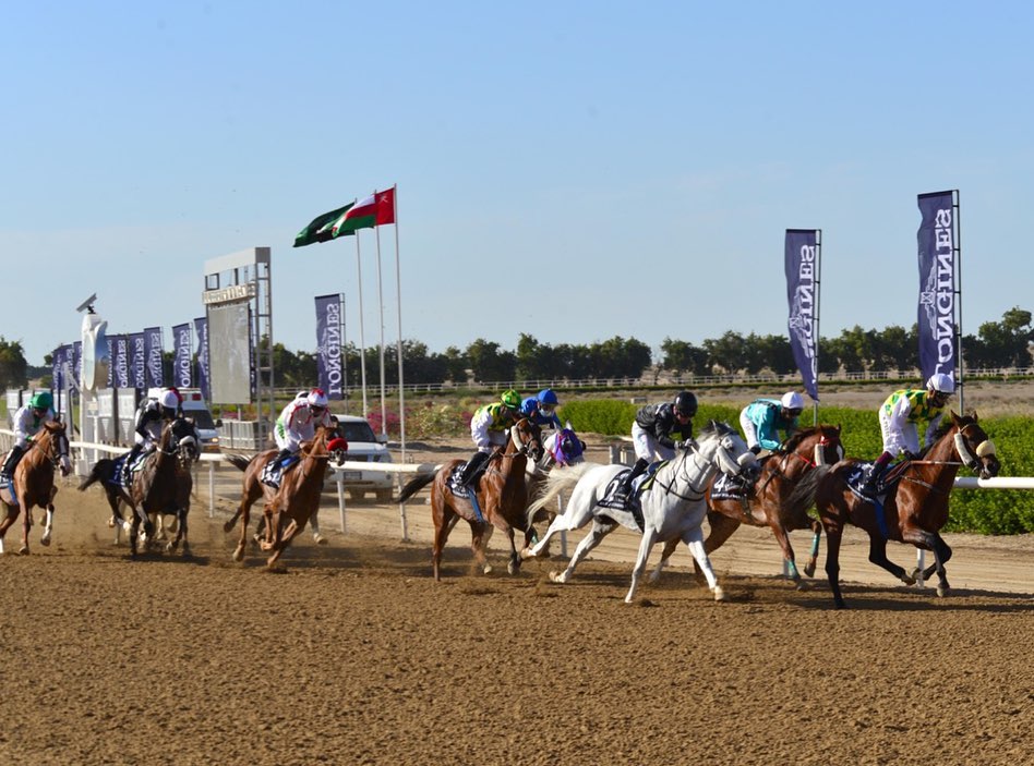 بالصور.. الحصان الربع الخالي يهدي سلطنة عمان كأس التعاون الخليجي بالشارقة