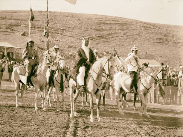 صور نادرة لـ الملك سعود على صهوة حصانه برفقة جيشه