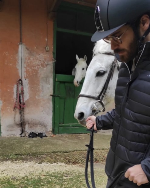 "صورة".. الممثل التركي جان يامان يعالج اكتئابه بركوب الخيل