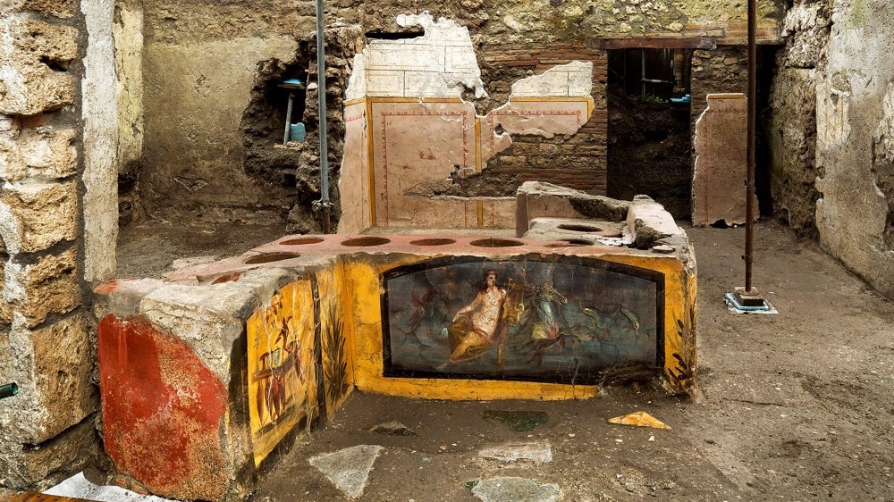 صور مذهلة.. اكتشاف لوحة جدارية لـ حورية بحر على حصان في إيطاليا