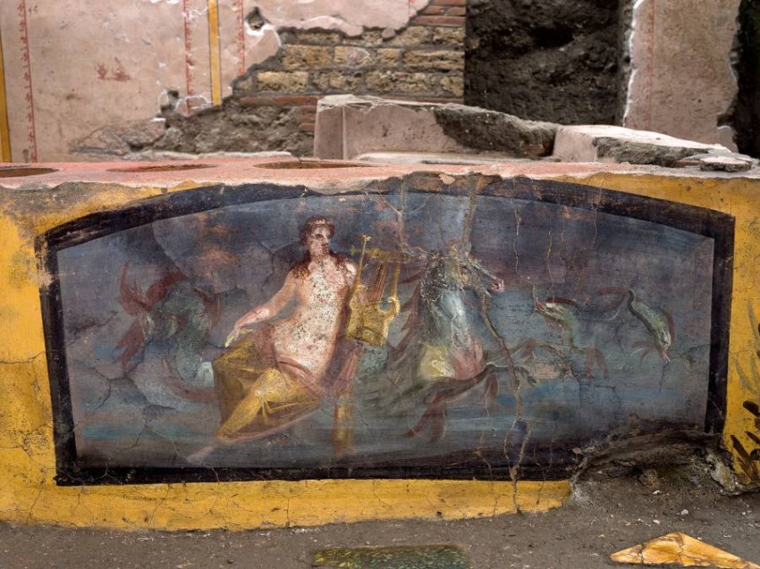 صور مذهلة.. اكتشاف لوحة جدارية لـ حورية بحر على حصان في إيطاليا