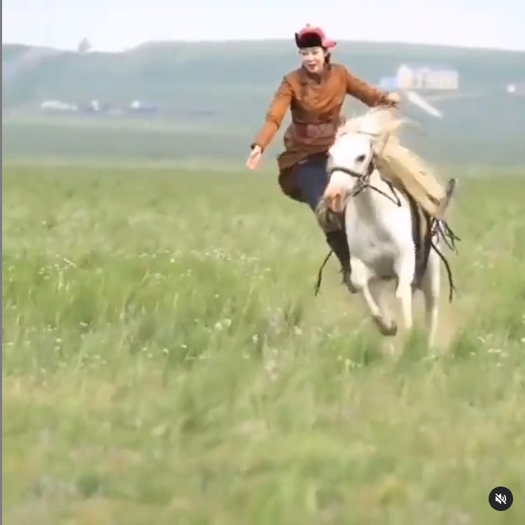 فيديو مذهل لمهارة فارسة تستعرض قوتها على صهوة حصان أبيض