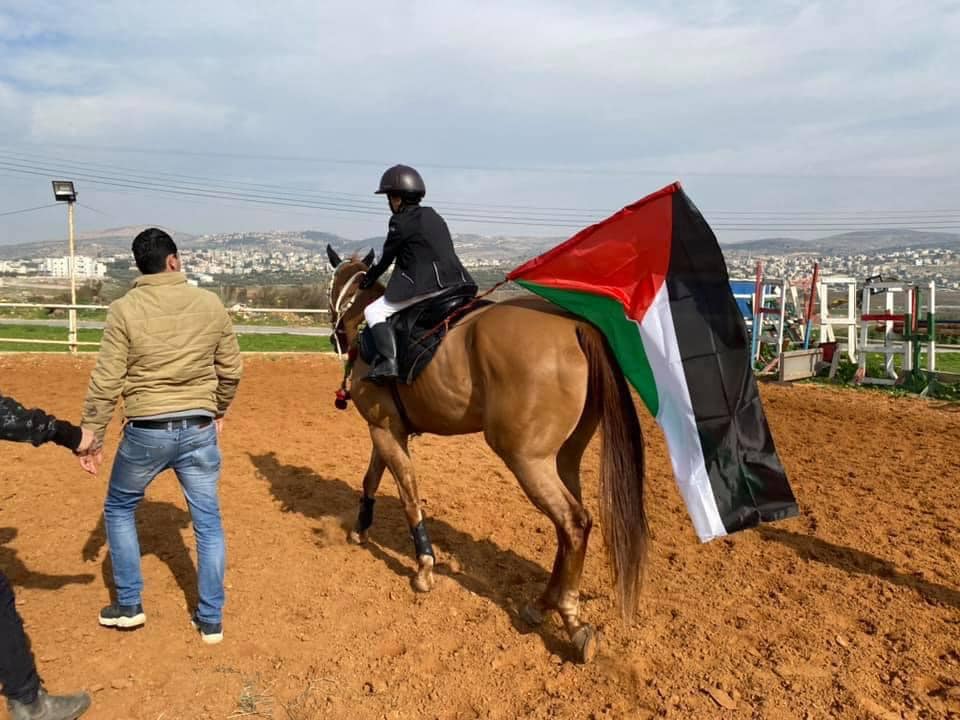 بالصور.. حصان أبيض هدية من الرئيس الفلسطيني للفارس الناجي من حريق قرية الدوما