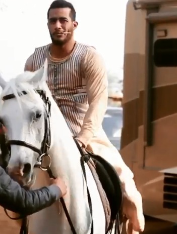 شاهد.. محمد رمضان يمتطي حصان أبيض على أنغام "شفيقة ومتولي"