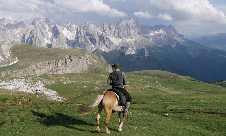 بالصور.. أطباء إيطاليين يركبون الخيول في الجبال للكشف على المرضي