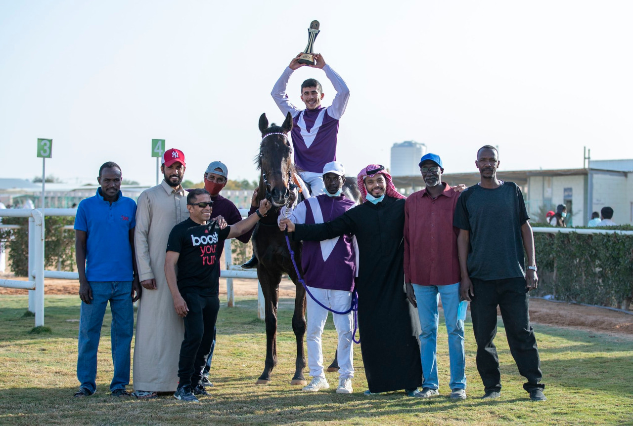 بالصور.. الحصان فليحان يحقق كأس السباق الـ17 لميدان الجنادرية السعودي