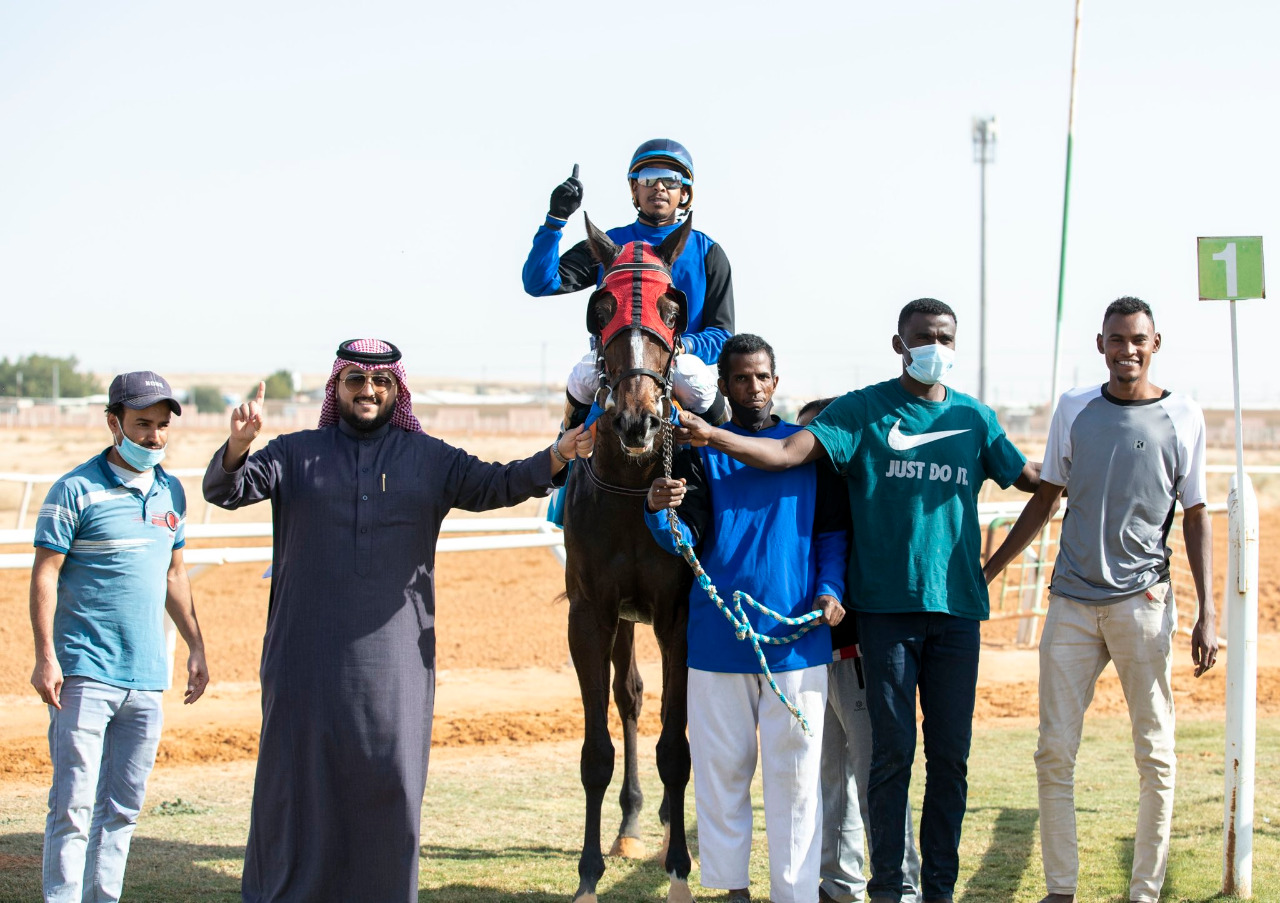 بالصور.. الحصان فليحان يحقق كأس السباق الـ17 لميدان الجنادرية السعودي