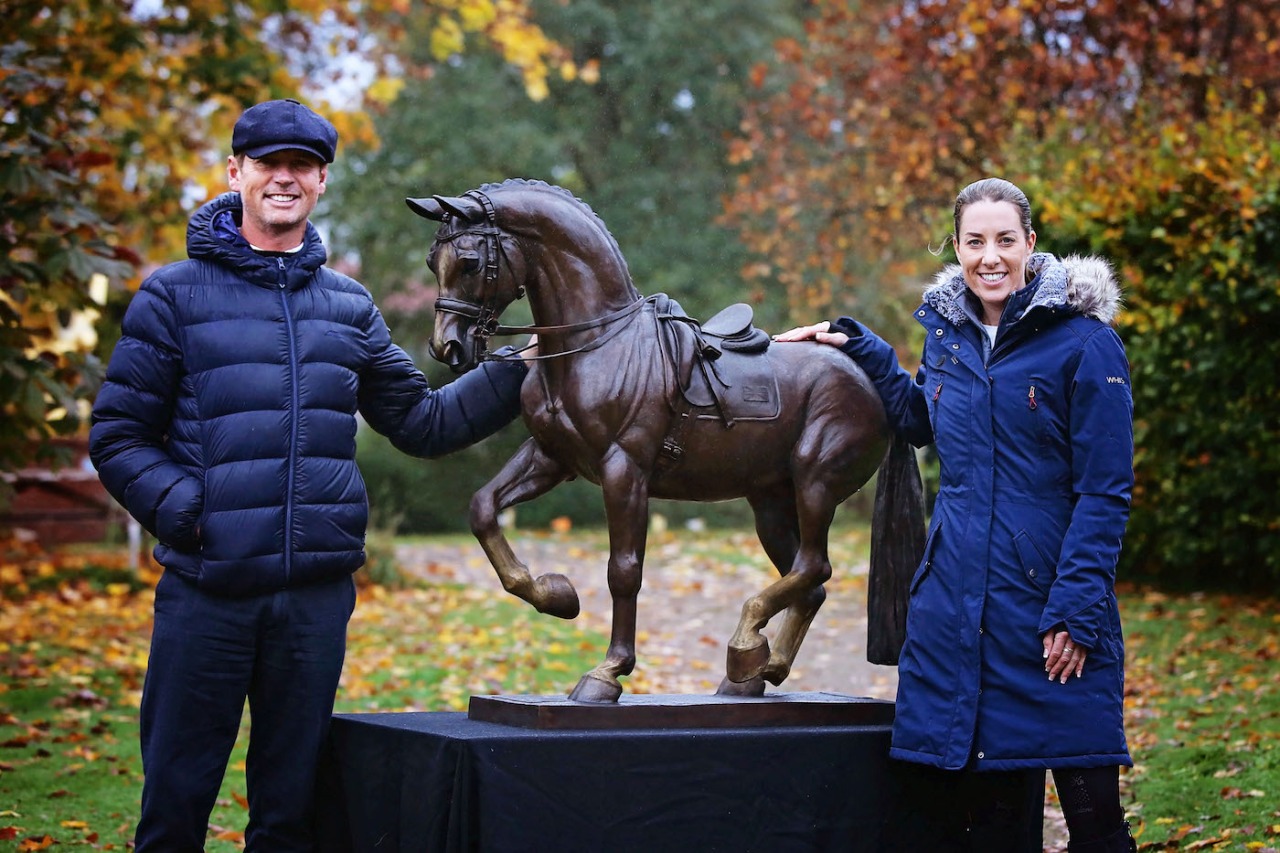 بالصور.. تمثال برونزي للحصان Valegro"" يزين مسقط رأس الفارسة الدولية "Charlotte"