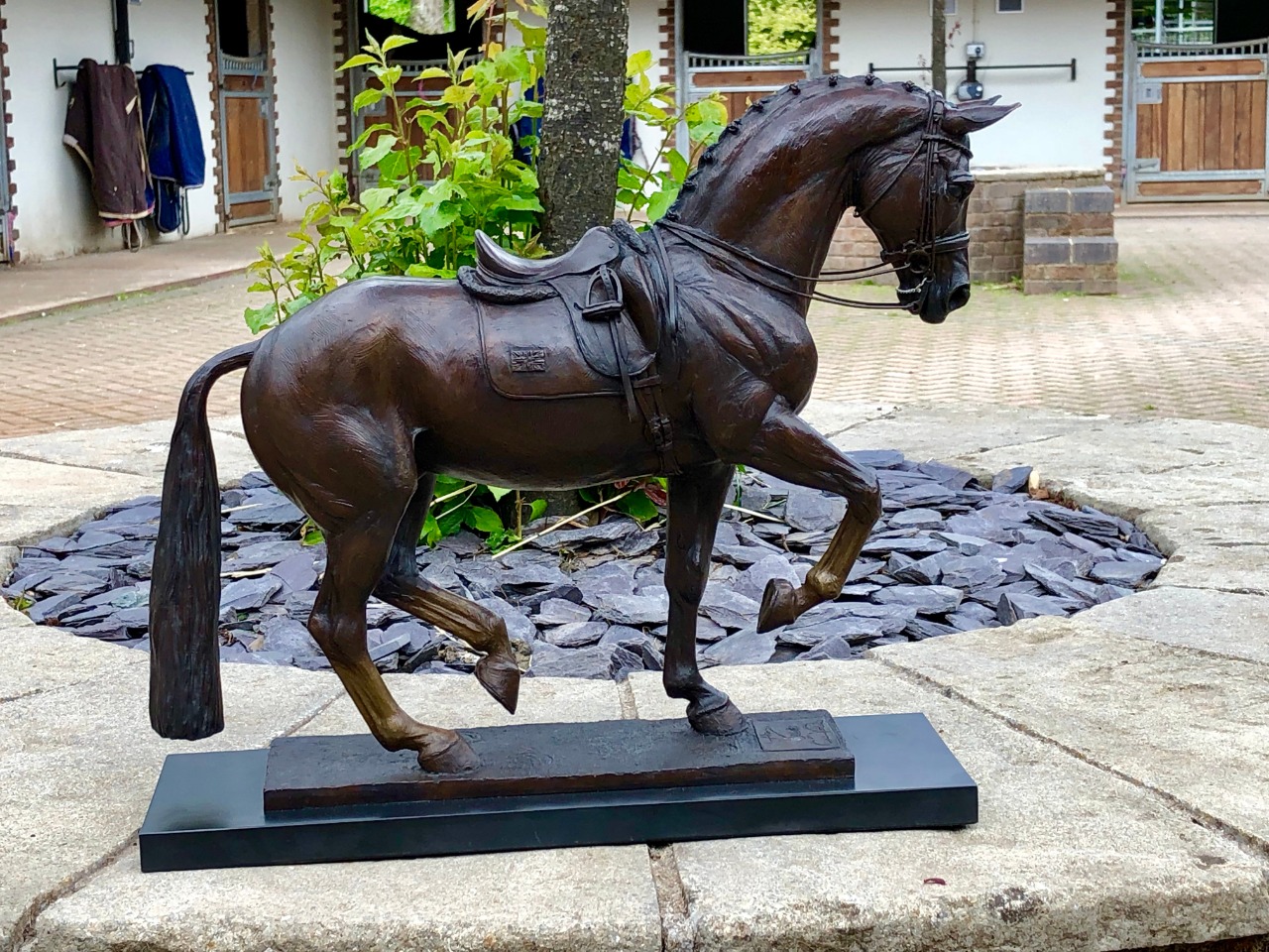 بالصور.. تمثال برونزي للحصان Valegro"" يزين مسقط رأس الفارسة الدولية "Charlotte"