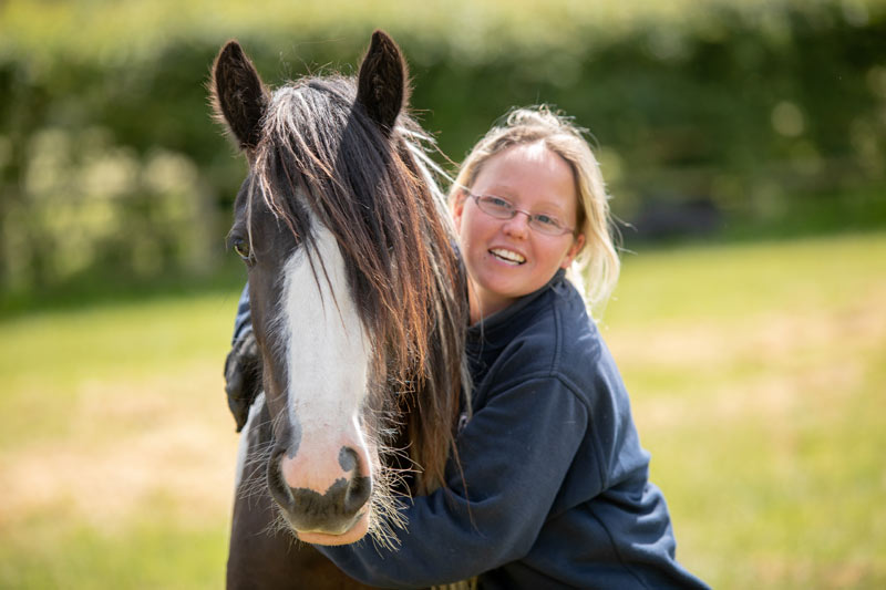 شاهد.. مؤسسة "WORLD HORSE " البريطانية تنقذ 356 حصانا من آثار كورونا