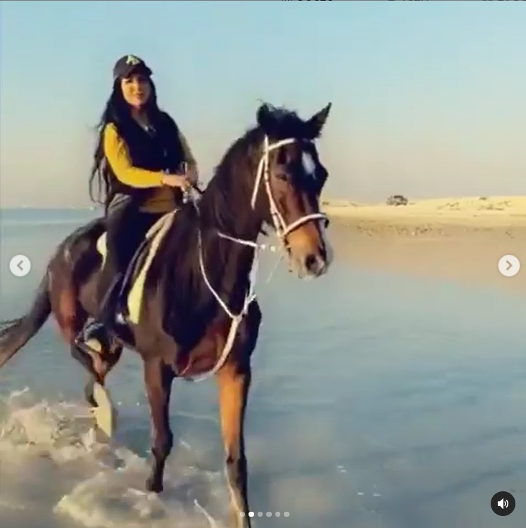 شاهد.. الفنانة البحرينية زينب العسكري مع الخيول في وسط البحر