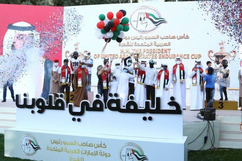بالصور.. تتويج الفارس "المهيري" بالميدالية الذهبية في كأس رئيس الإمارات للقدرة