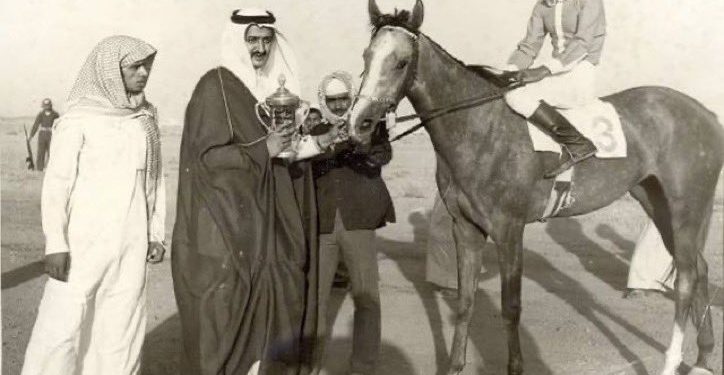 بعد فوز الحصان بكأس السعودية.. متابعون ينشرون صورة نادرة للفارس مشرف بن مطلق 