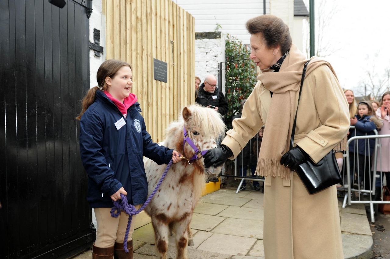 الملكة "إليزابيث" تشارك في حملة إنقاذ الخيول البريطانية