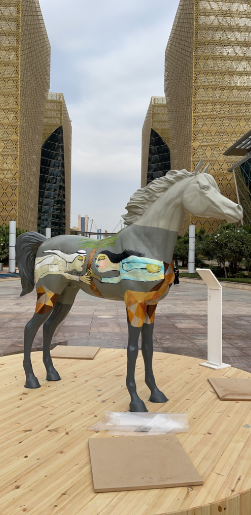 بالصور.. تغريد البقشي تبدع بصنع مجسمات الخيول من الألياف الزجاجية