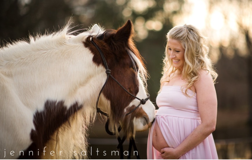 بالصور.. سيشن تصوير لأم حامل مع الخيول