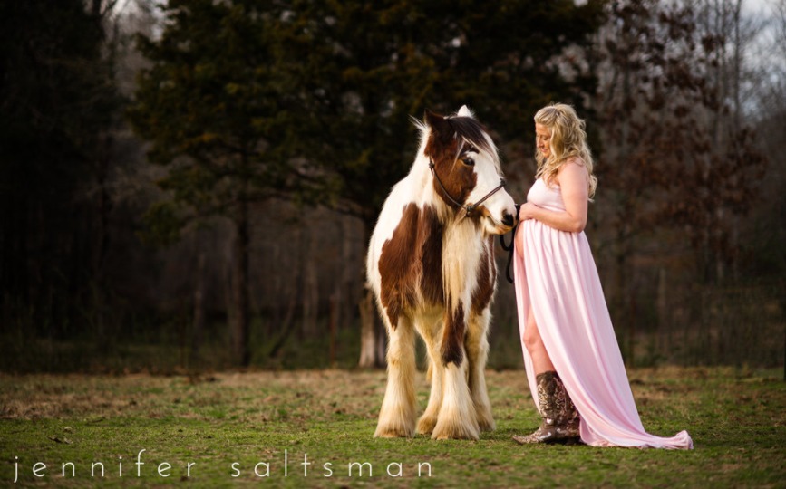 بالصور.. سيشن تصوير لأم حامل مع الخيول