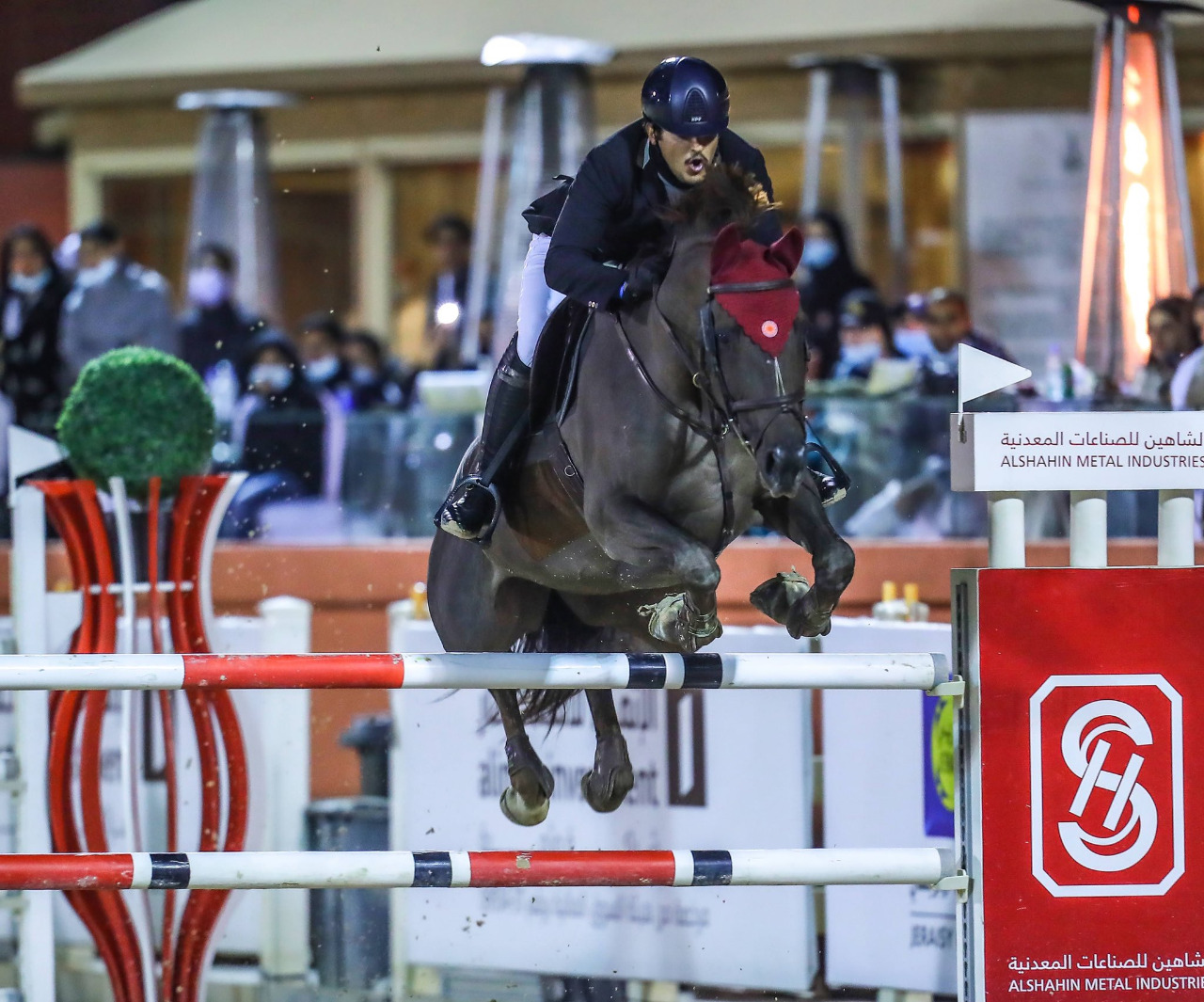 الفارس عبدالله الشربتلي ينتزع لقب كأسي التعليم والرياضة لقفز الحواجز (صور)
