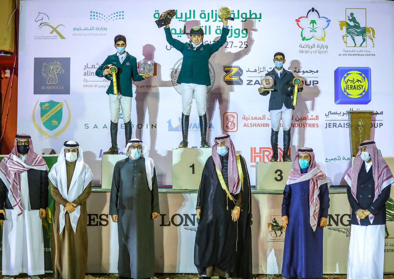 الفارس عبدالله الشربتلي ينتزع لقب كأسي التعليم والرياضة لقفز الحواجز (صور)