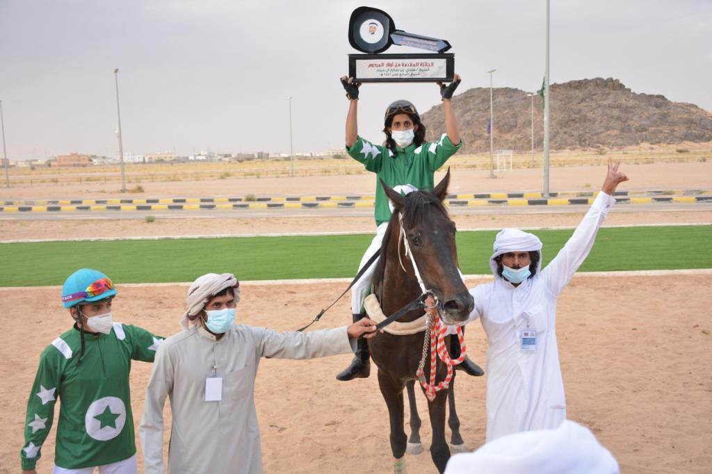 بالصور.. فوز الحصان “أغيد” بسيارة سباق فروسية نجران السعودي