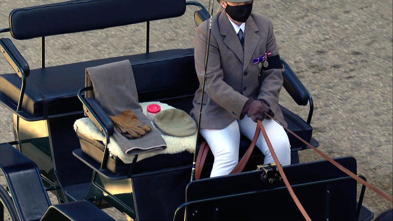بالصور.. حفيدة الأمير فيليب تستكمل مسيرته في قيادة عربات الخيول
