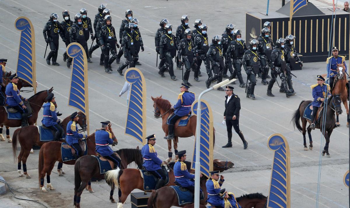 بالصور.. 150 من خيول التشريفة تبهر العالم في احتفالية موكب المومياوات الملكية