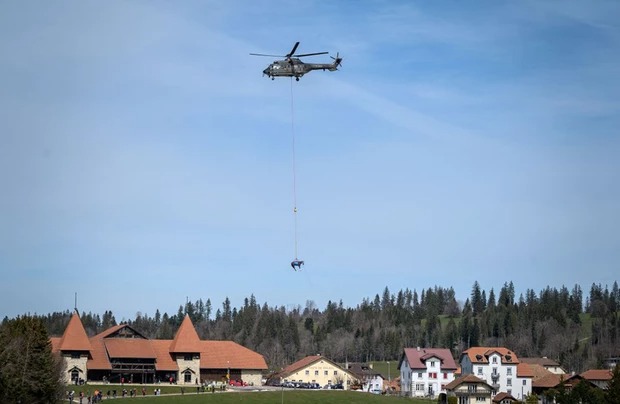 بالصور.. الجيش السويسري ينقل الخيول المصابة لعلاجها بطائرة هليكوبتر
