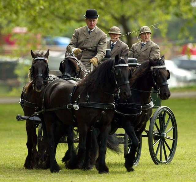 بالصور.. حفيدة الأمير فيليب تستكمل مسيرته في قيادة عربات الخيول