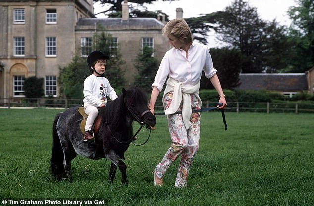 بالصور.. أطفال العائلة الملكية البريطانية يبدأون في تعلم الفروسية