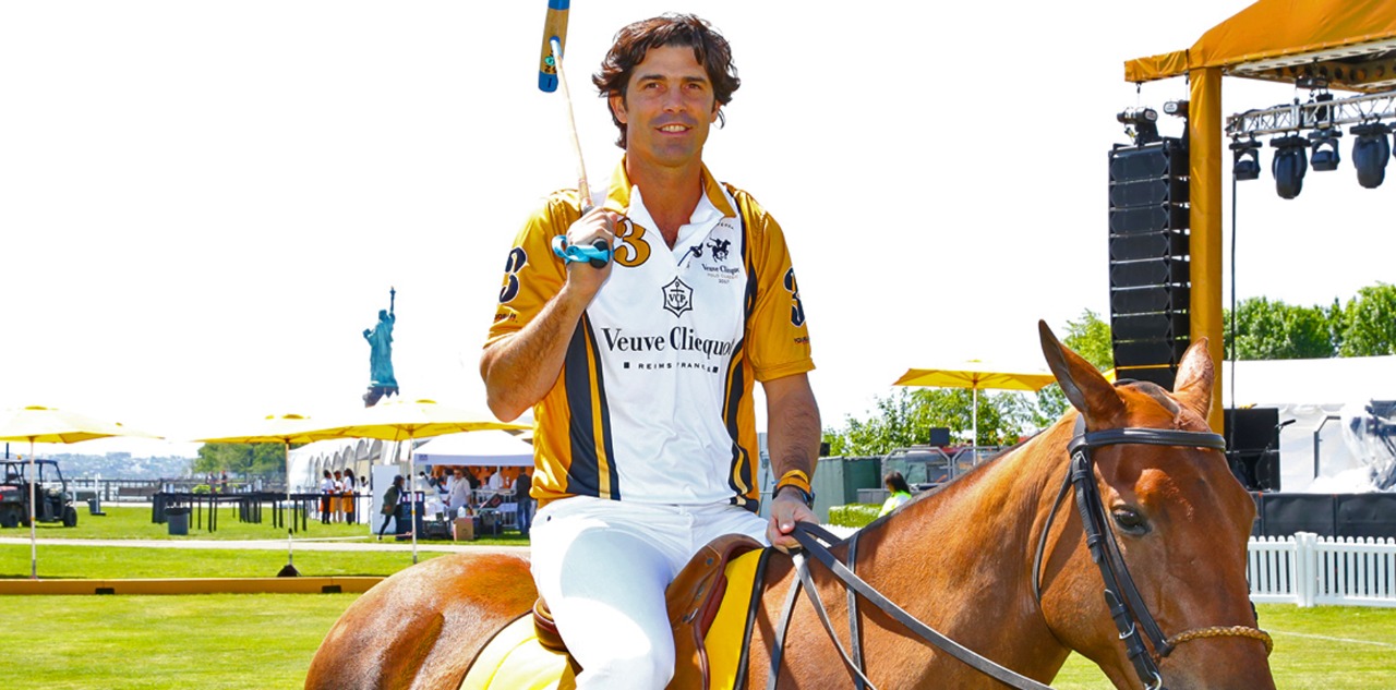 بالصور.. يوم في حياة "Nacho Figueras" أشهر لاعب بولو خيول في العالم