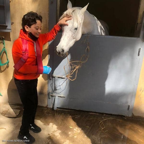 بالصور.. طفل مصري يتحدى إعاقته ويصبح أول مروض خيول بساق واحدة