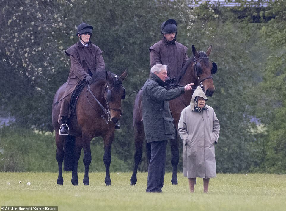 بالصور.. الملكة إليزابيث تزور خيول زوجها الراحل أثناء هطول الأمطار