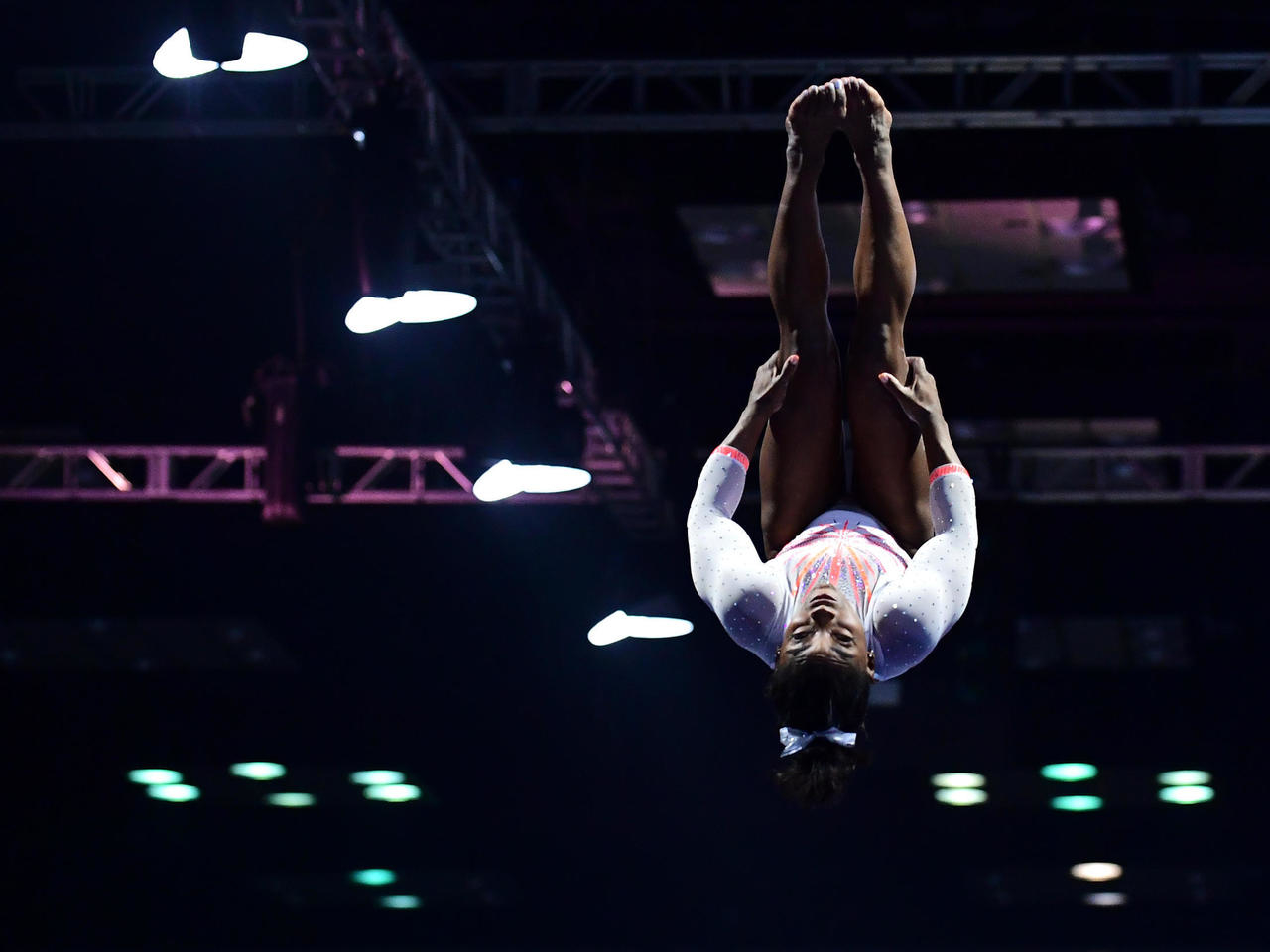 بايلز نجمة الجمباز الأمريكية تؤدي حركة غير مسبوقة تاريخيًا في مسابقة حصان القفز