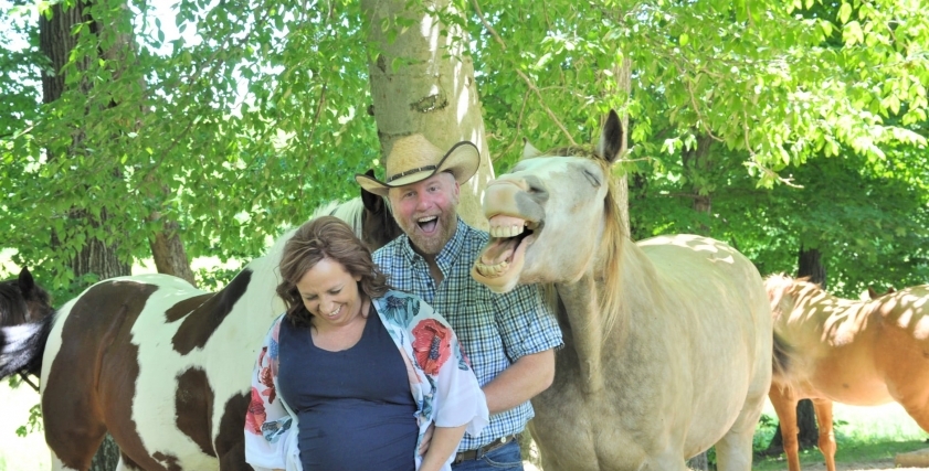بالصور.. سيدة أمريكية تشارك الخيول فرحة حملها