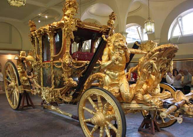 ‏بالصور.. عربة الخيول الذهبية أيقونة تتويج ملوك بريطانيا