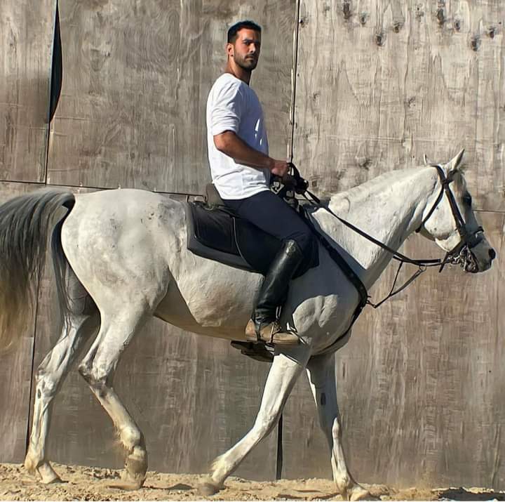 "صورة".. الممثل التركي باريش اردوتش فارس يمتطي حصانه