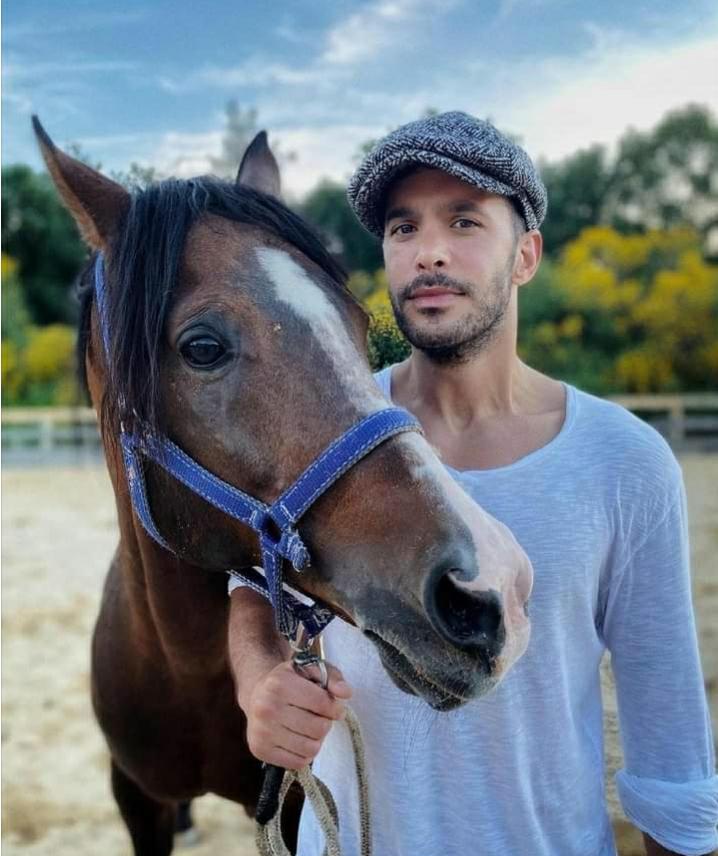 "صورة".. الممثل التركي باريش اردوتش يشارك المتابعين حبه للخيول