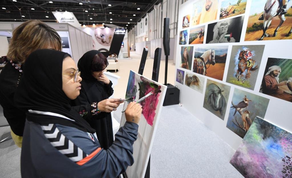 صور ورسومات الخيول تلفت الأنظار في معرض أبو ظبي للصيد والفروسية