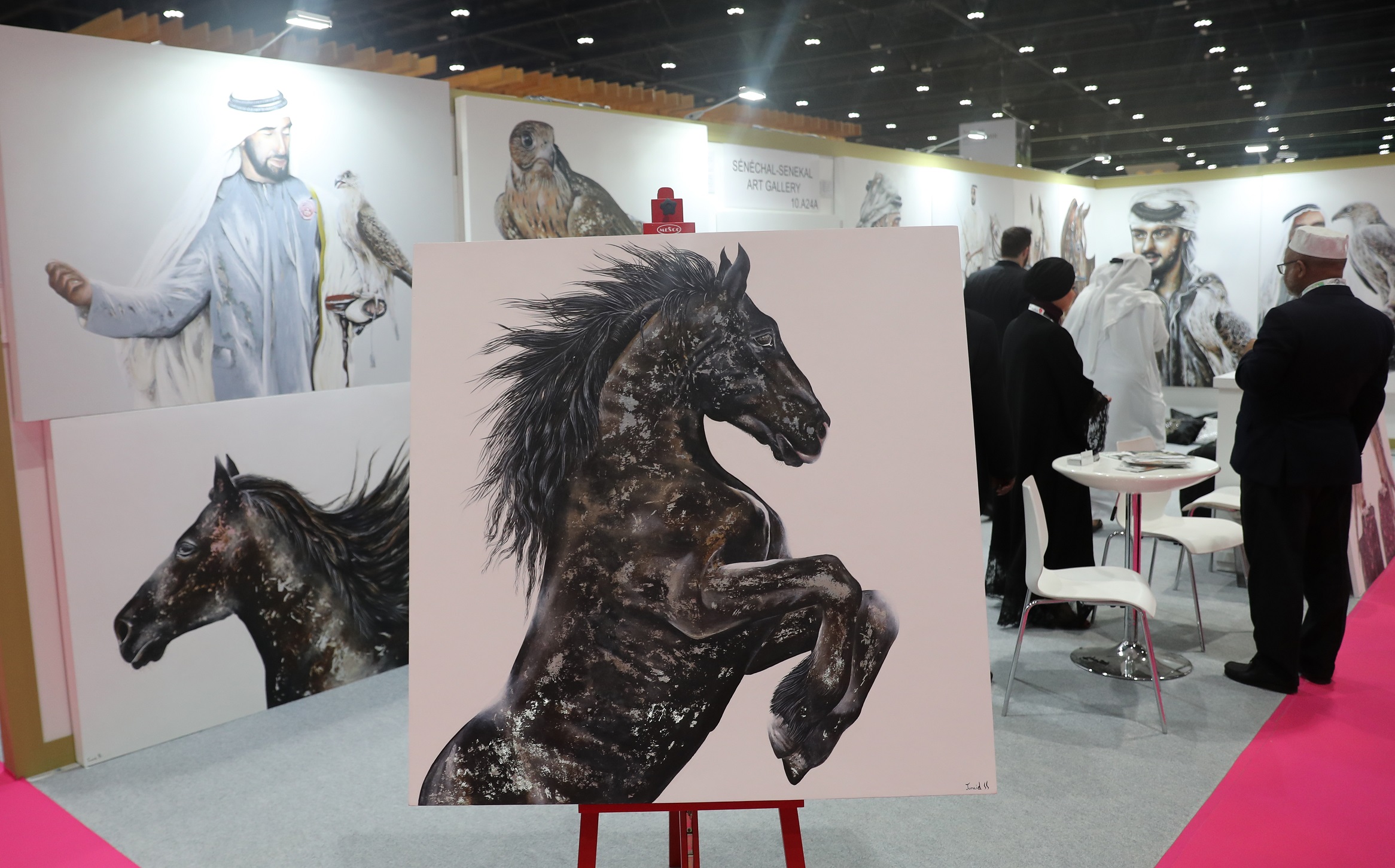 صور ورسومات الخيول تلفت الأنظار في معرض أبو ظبي للصيد والفروسية