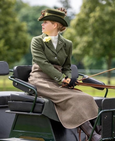 بالصور.. ليدي لويز تقود عربة الخيول الخاصة بجدها الأمير فيليب