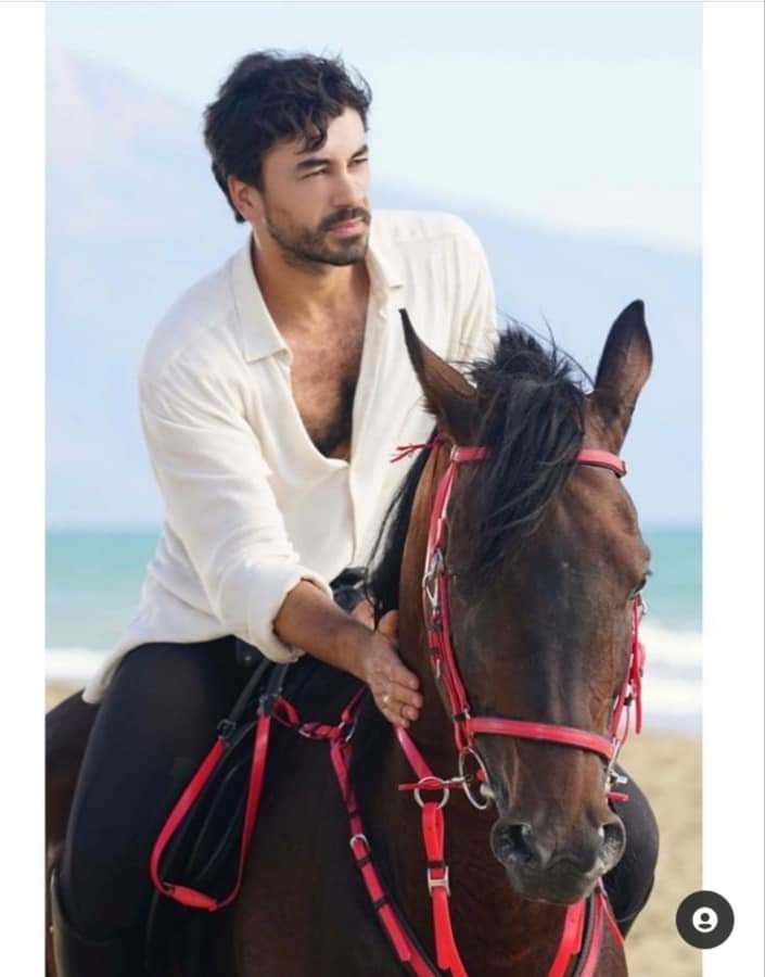 بالصور.. الفنان التركي جوكهان ألكان يخطف الأنظار على ظهر الحصان