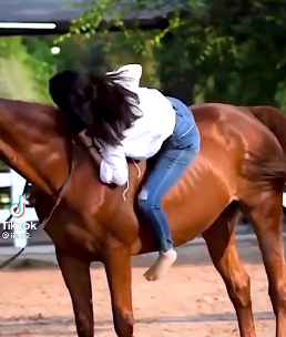 بالصور.. فتاة حسناء تستعرض مهاراتها في امتطاء الحصان