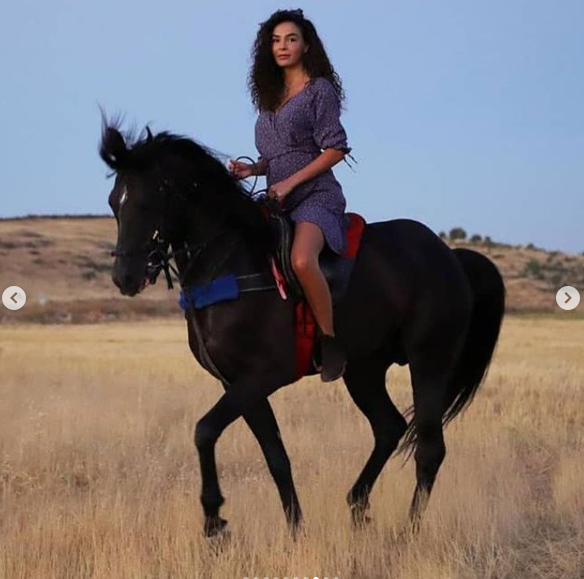 بالصور.. الفنانة التركية ايبرو شاهين مروضة بارعة للخيول