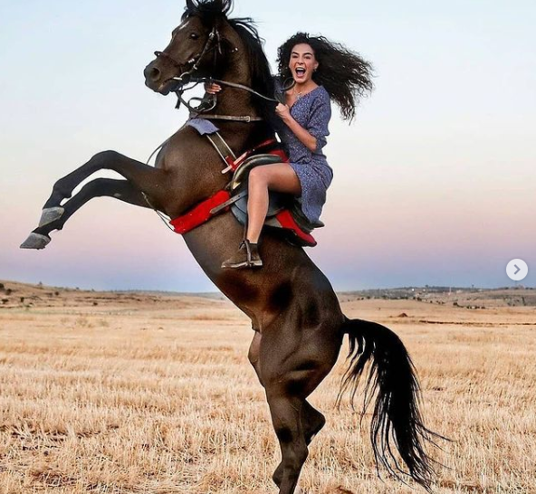 بالصور.. الفنانة التركية ايبرو شاهين مروضة بارعة للخيول
