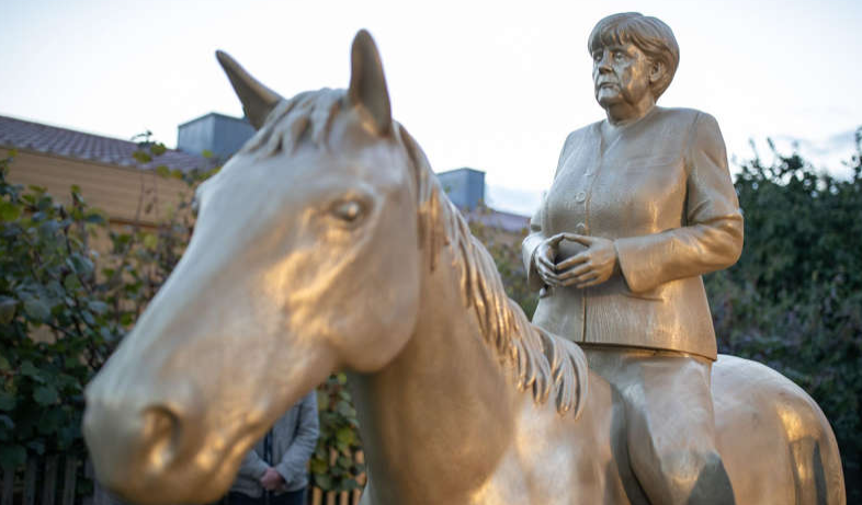 تمثال للمستشارة الألمانية أنجيلا ميركل وهى تمتطي حصانًا (صورة)