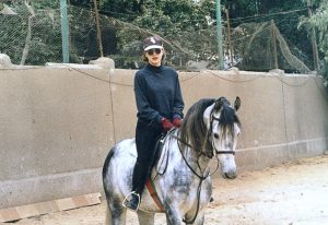 «من على ظهر الحصان» شرين رضا تطل على جمهورها معلقة.." جمعة سعيدة"