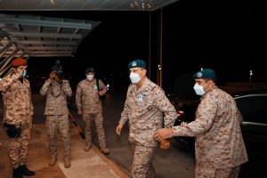 قائد القوات الجوية السعودية يتوج الفائز بكأس وزارة الدفاع لسباقات الخيل