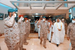 قائد القوات الجوية السعودية يتوج الفائز بكأس وزارة الدفاع لسباقات الخيل