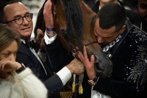 الحصان «دي مزيان» يرفع علم فلسطين ونشيدها الوطني بباريس بحصوله على لقب العالم لجمال الخيول