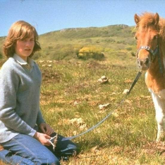 بالصور.. الأميرة ديانا برفقة حصانها عام ١٩٧٤